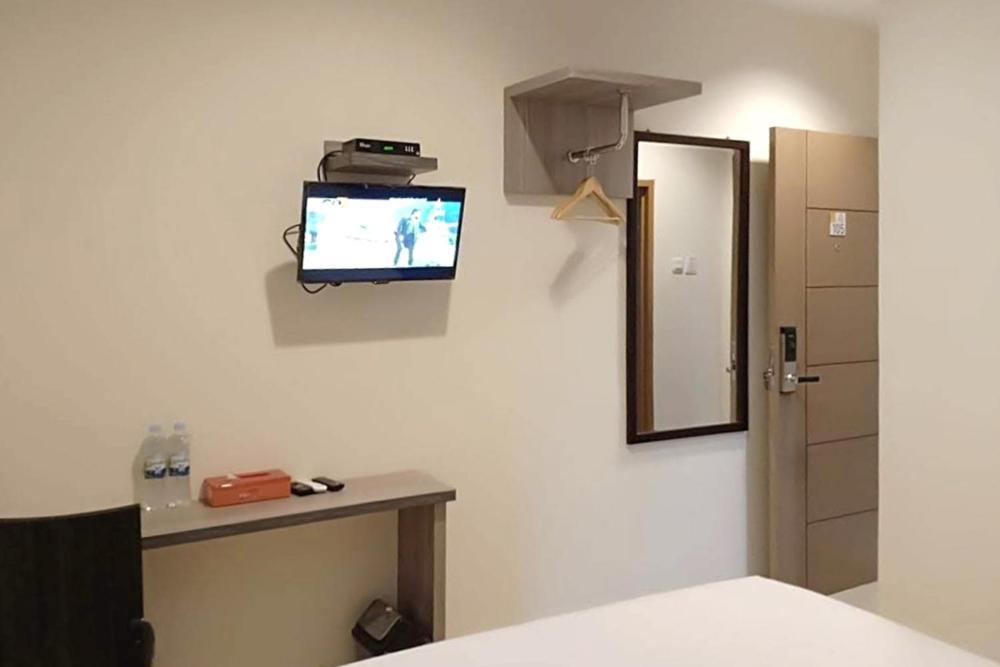 Twospaces Living At Maximus Inn Palembang Buitenkant foto